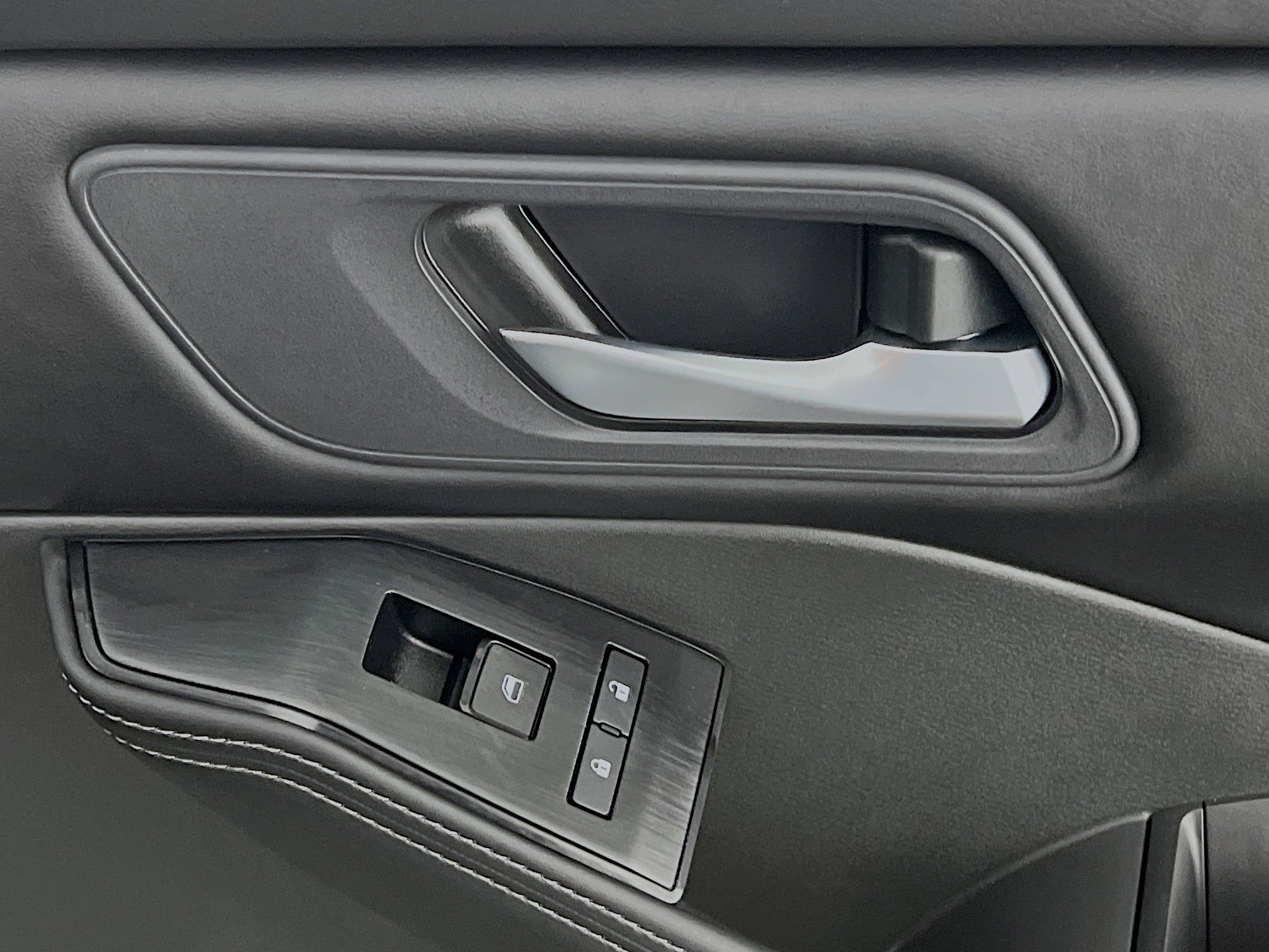 Used 2025 Nissan Rogue SV image 32