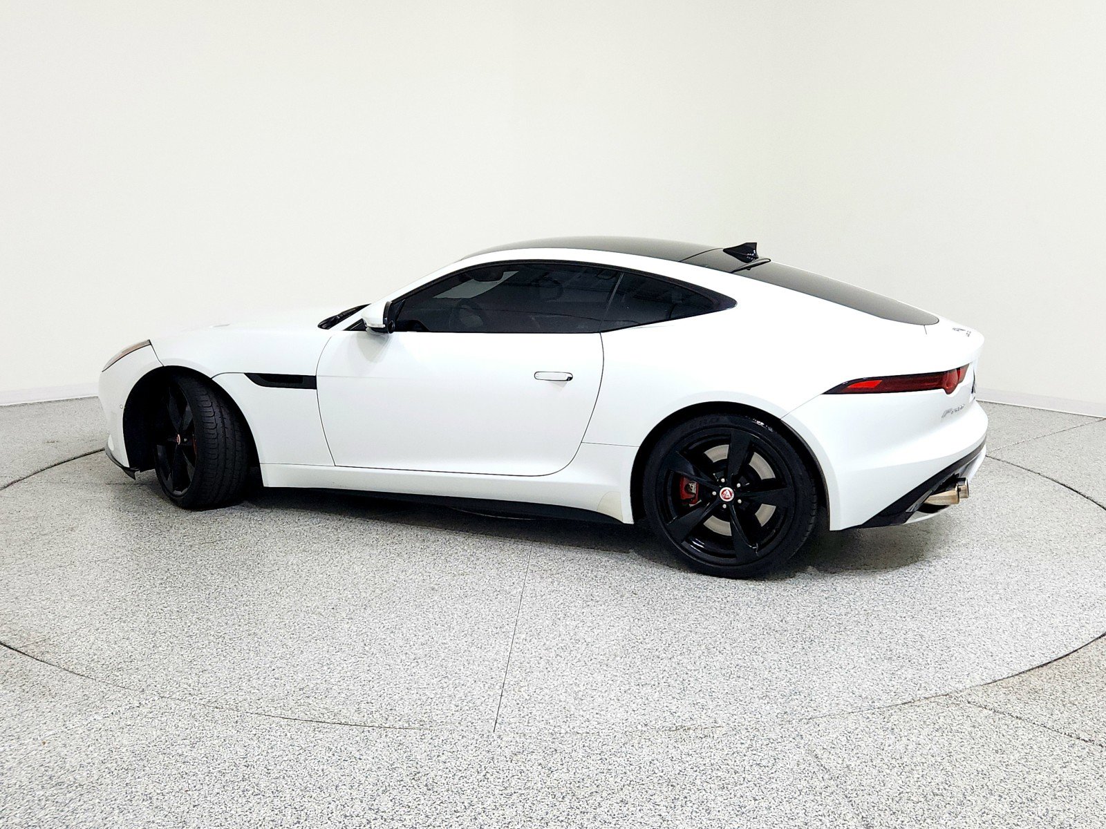 Used 2018 Jaguar F-TYPE R image 2