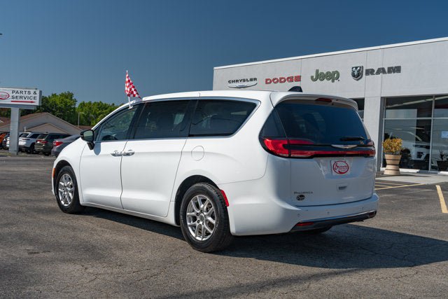 Used 2024 Chrysler Pacifica Touring-L FWD image 3