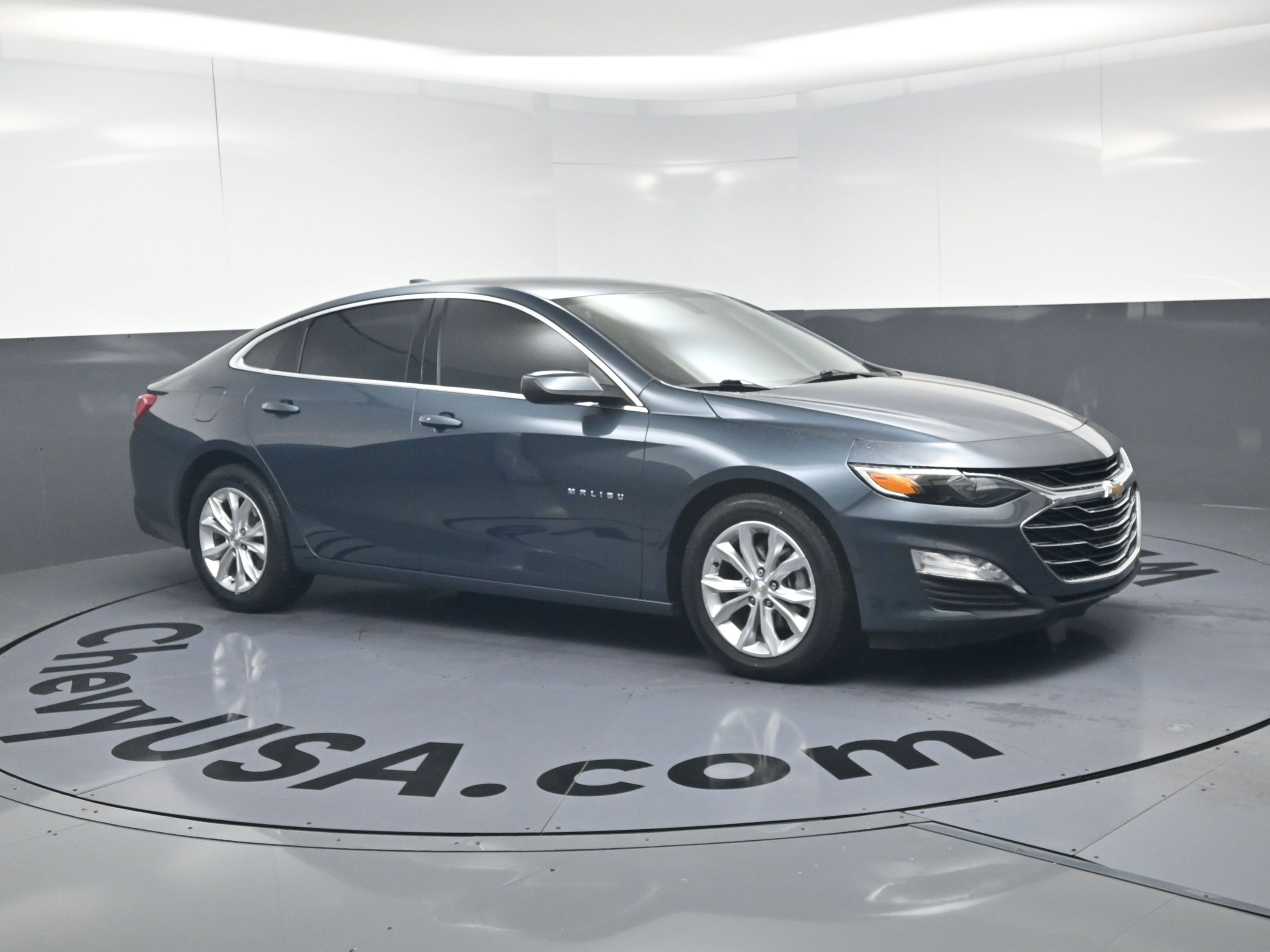 Used 2019 Chevrolet Malibu LT FWD image 2