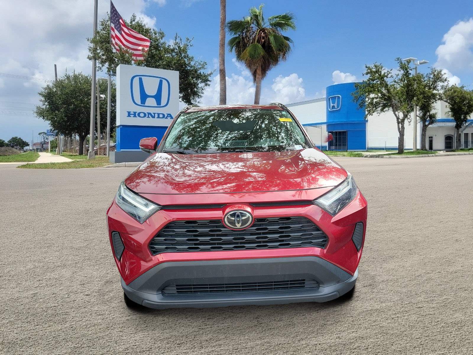 Used 2022 Toyota RAV4 XLE w/ Convenience Package FWD image 2