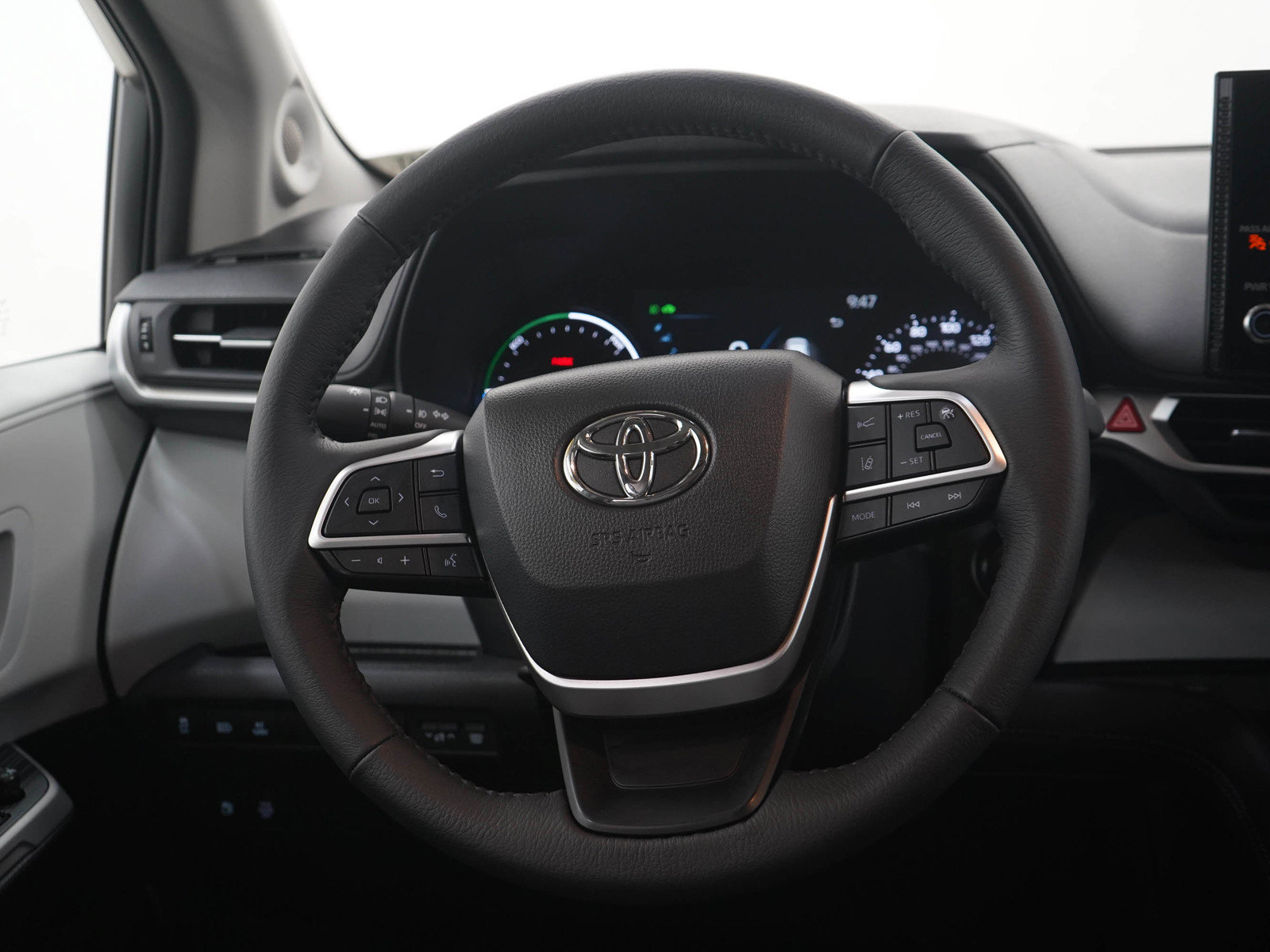 Used 2025 Toyota Sienna XLE w/ XLE Plus Package AWD/4WD image 18