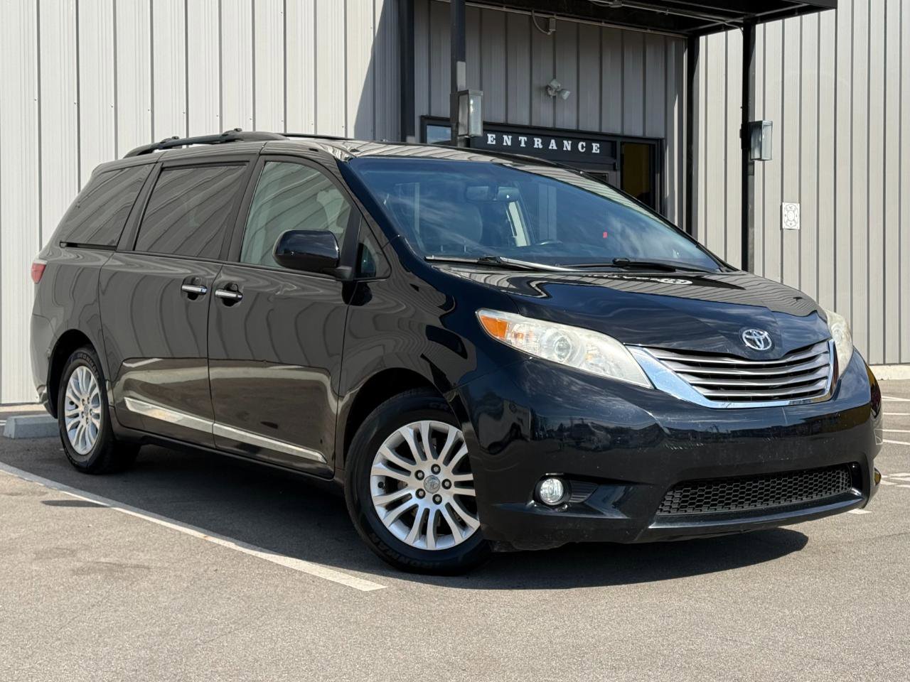Used 2017 Toyota Sienna XLE w/ XLE Navigation Package image 3