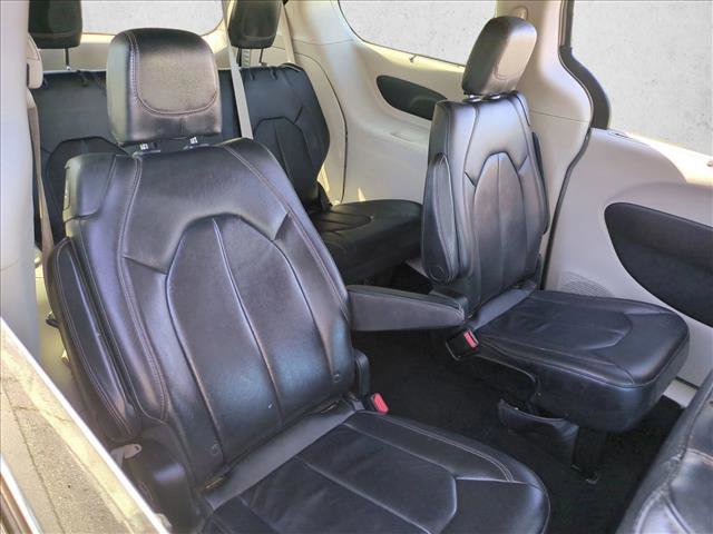 Used 2017 Chrysler Pacifica Touring-L image 18