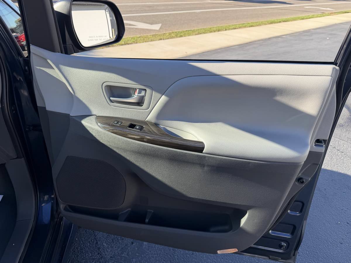 Used 2020 Toyota Sienna XLE Premium AWD/4WD image 23