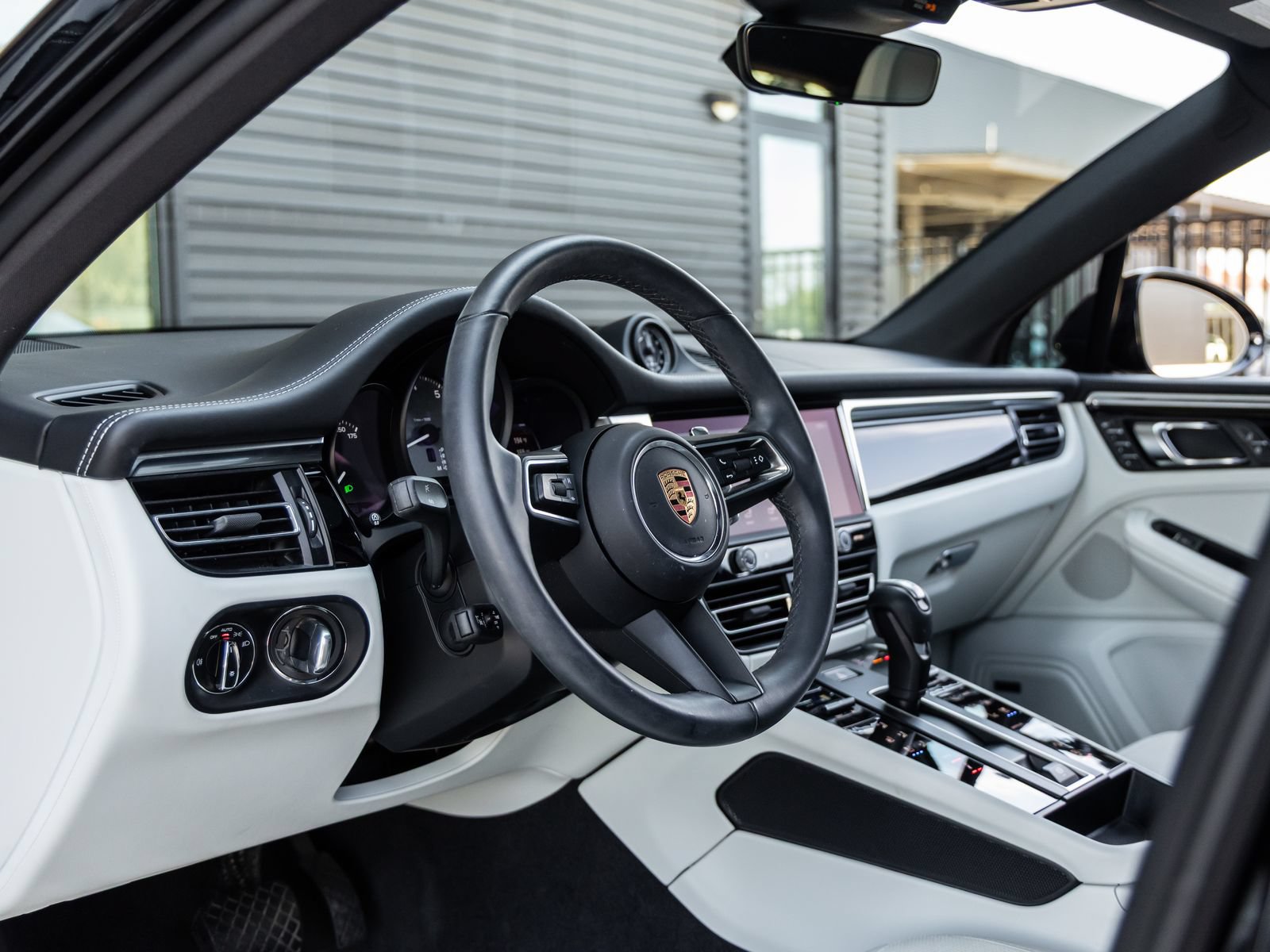 Certified 2024 Porsche Macan S AWD/4WD image 4
