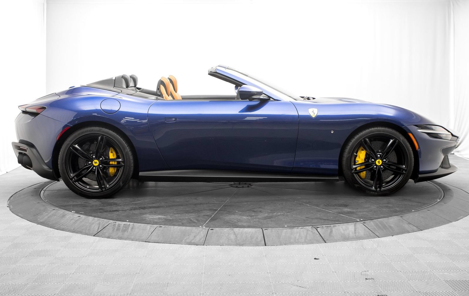 Used 2025 Ferrari Roma Spider RWD image 2