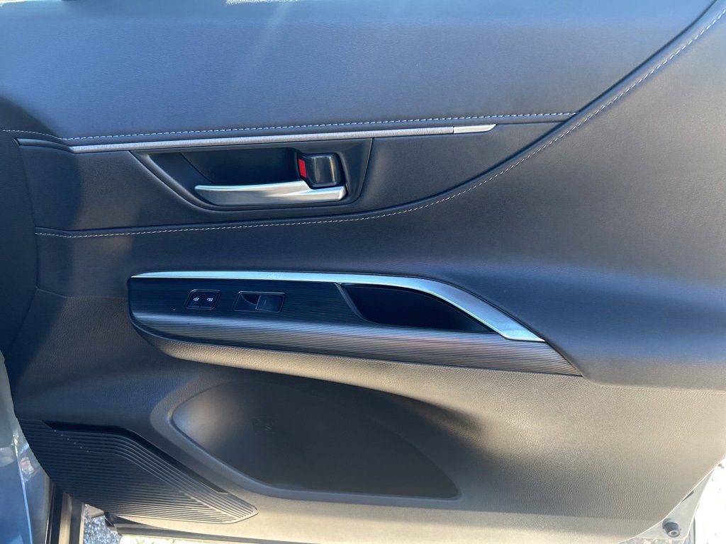 Used 2021 Toyota Venza Limited w/ Carpet Mat Package (TMS) image 21