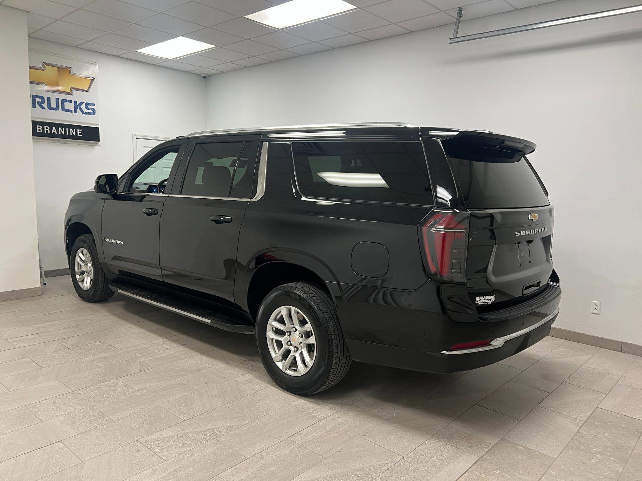 Used 2025 Chevrolet Suburban LT image 5