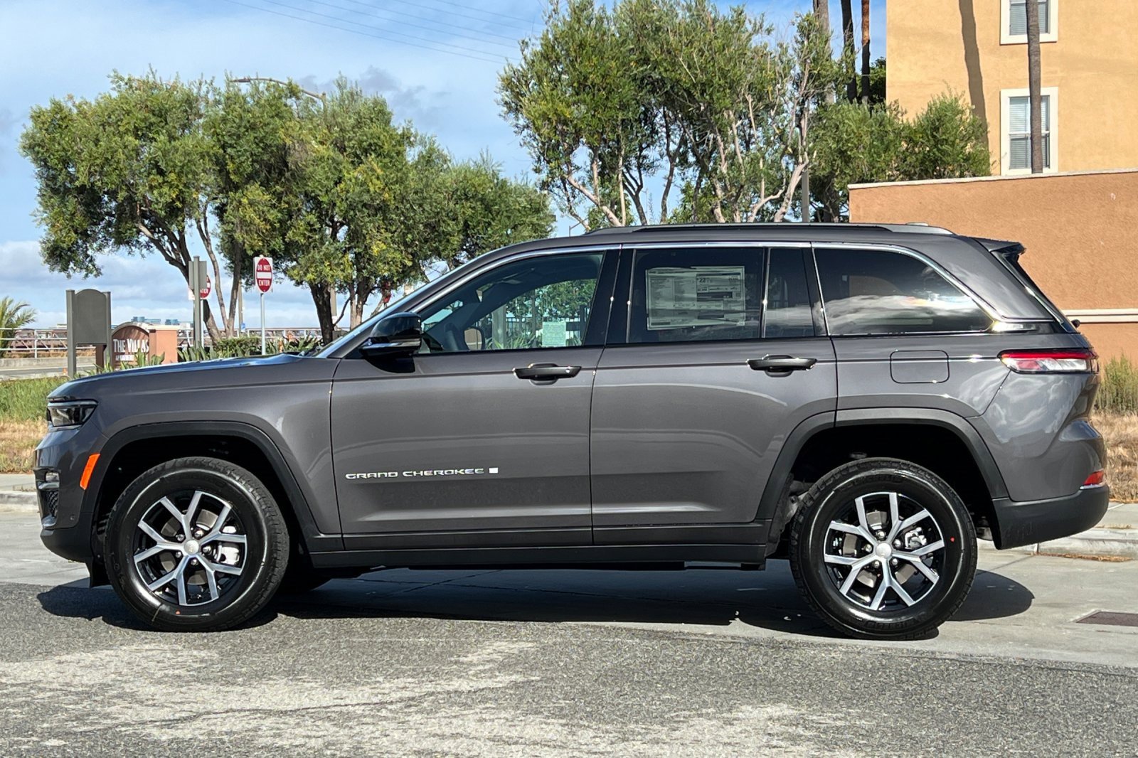 New 2025 Jeep Grand Cherokee Limited w/ Luxury Tech Group II image 7