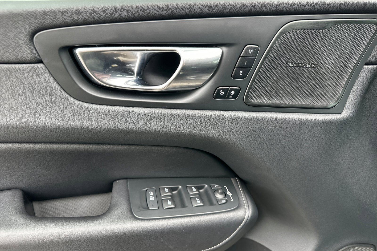 Used 2023 Volvo XC60 B5 Ultimate w/ Climate Package image 10