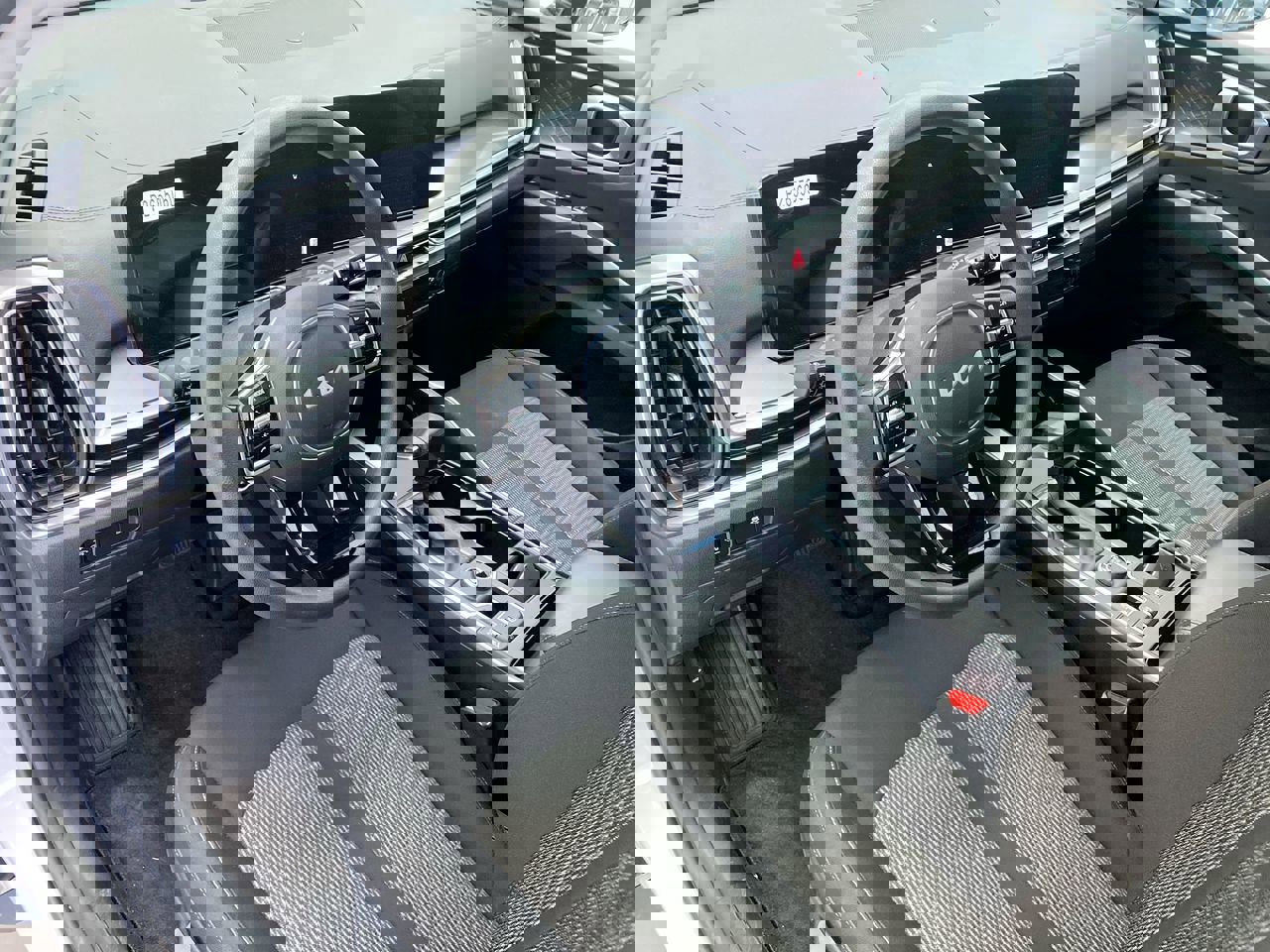 Certified 2025 Kia Sorento LX image 20