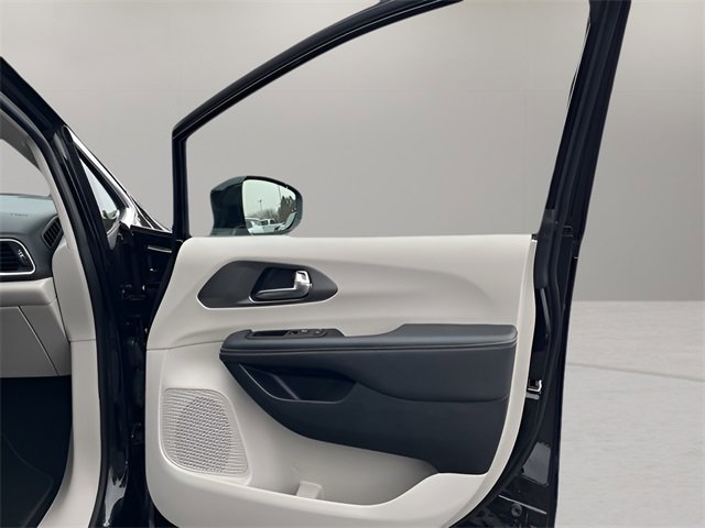 Used 2024 Chrysler Pacifica Touring-L image 61