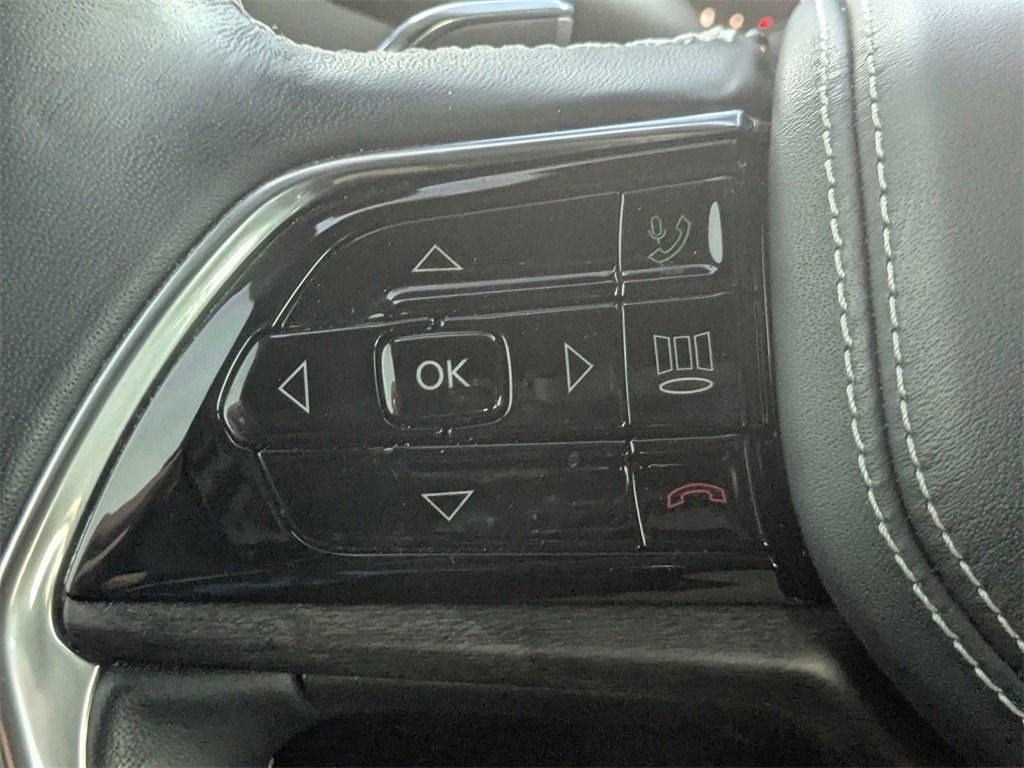 Used 2022 Jeep Grand Cherokee Overland w/ Luxury Tech Group IV image 19