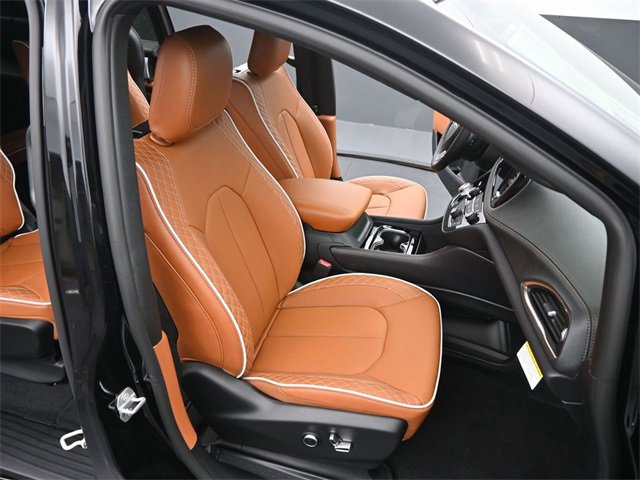 New 2026 Chrysler Pacifica Pinnacle image 19