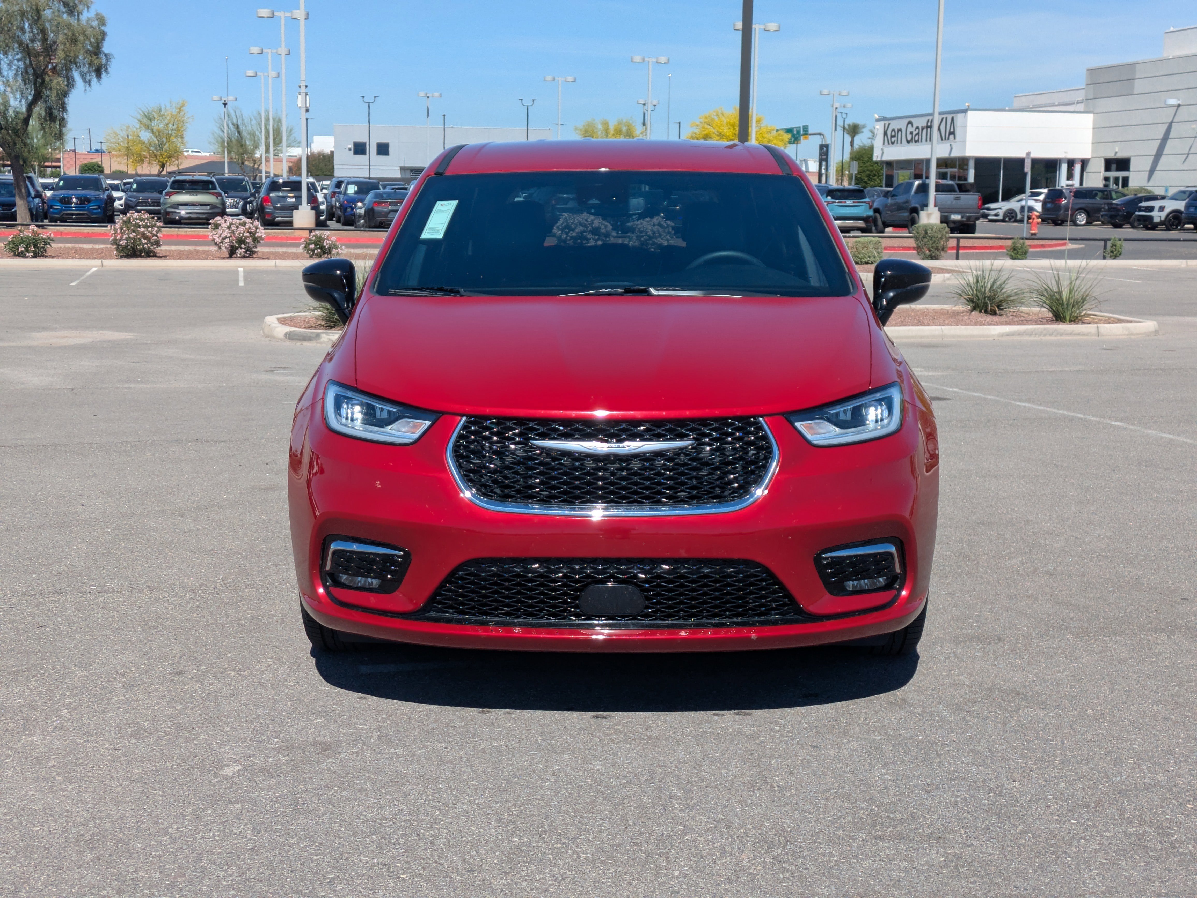 Used 2025 Chrysler Pacifica Select image 8