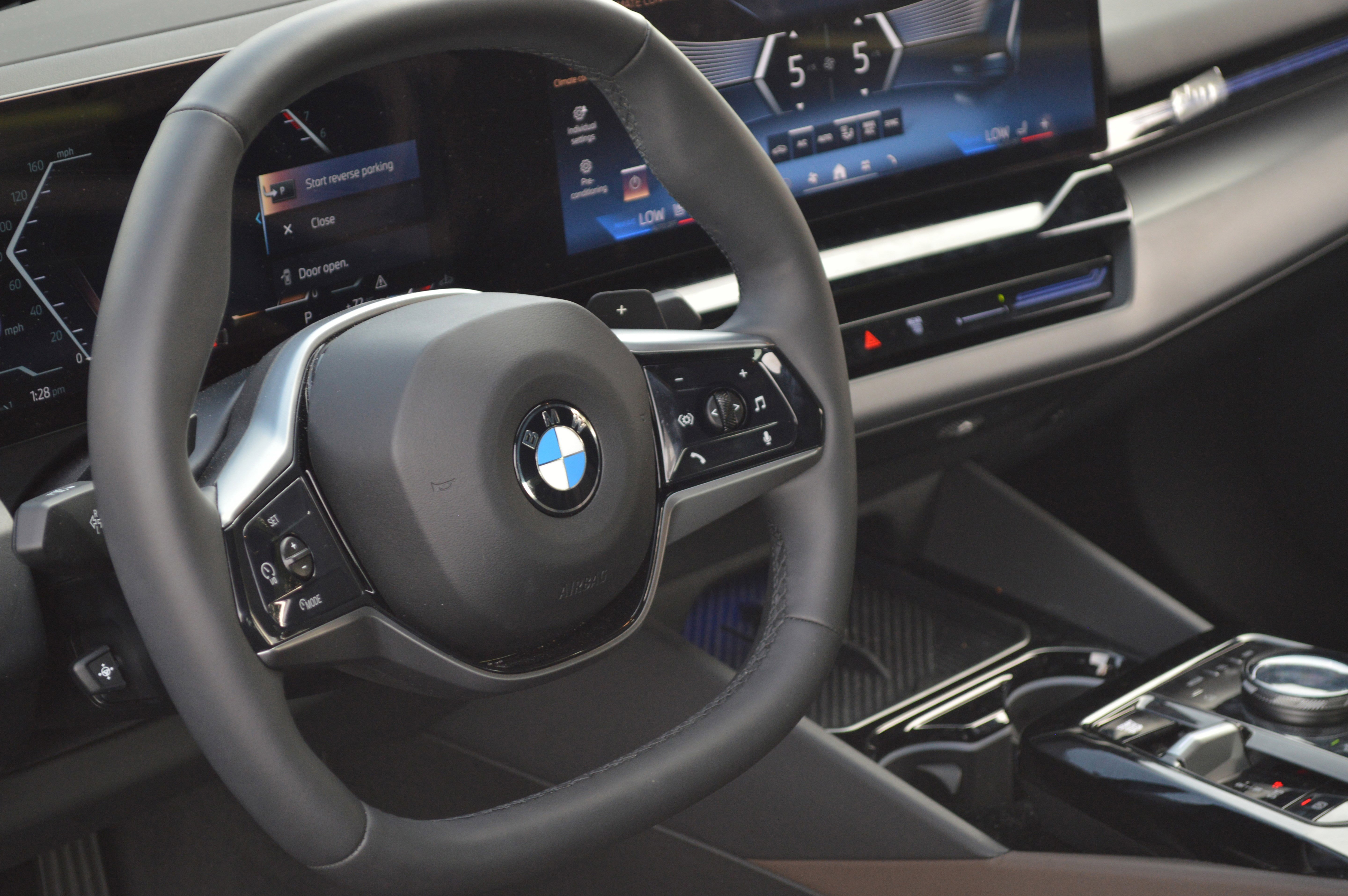 Used 2025 BMW 530i xDrive w/ Premium Package image 25