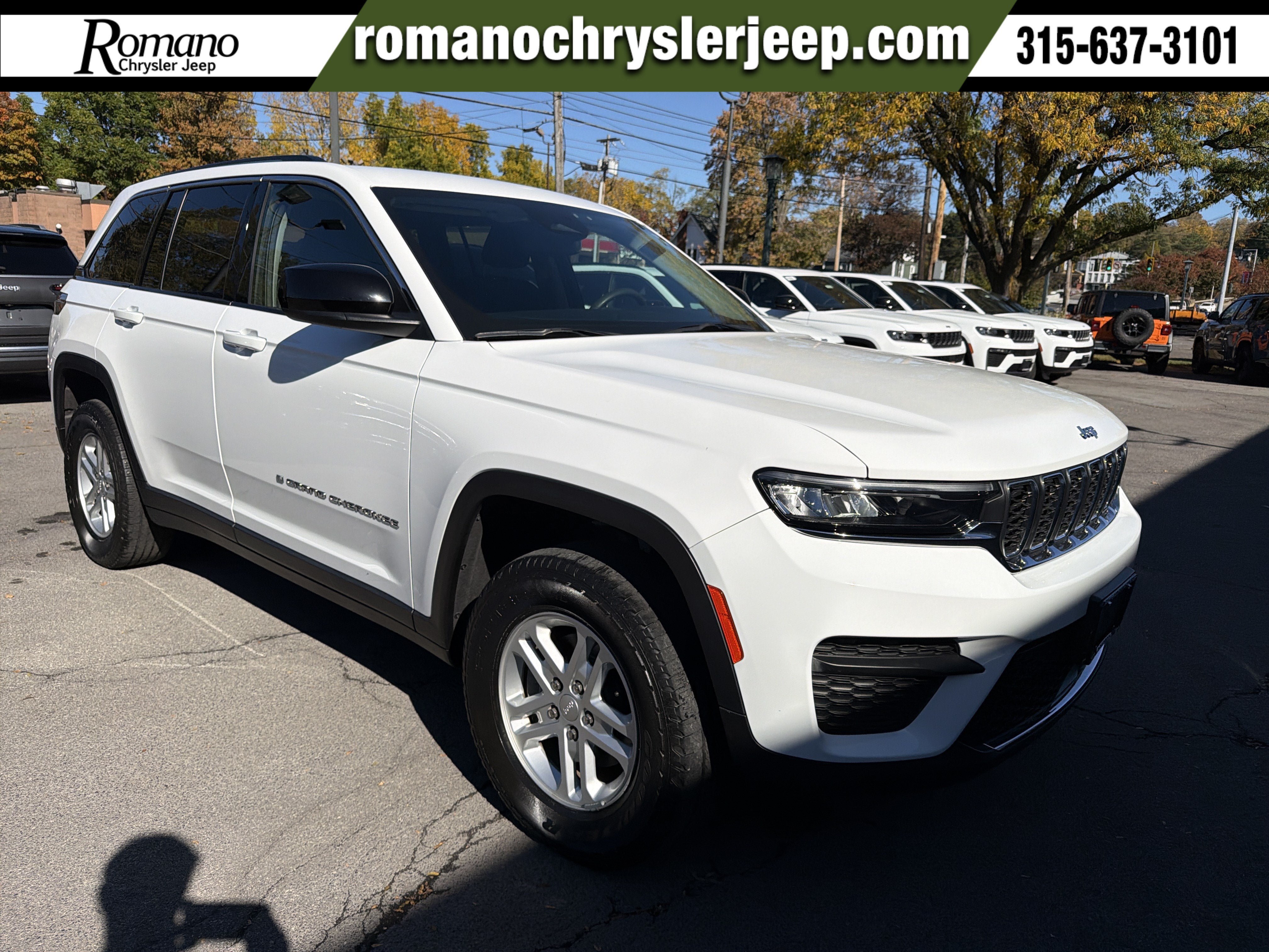 Used 2023 Jeep Grand Cherokee Laredo w/ Luxury Tech Group I AWD/4WD image 1