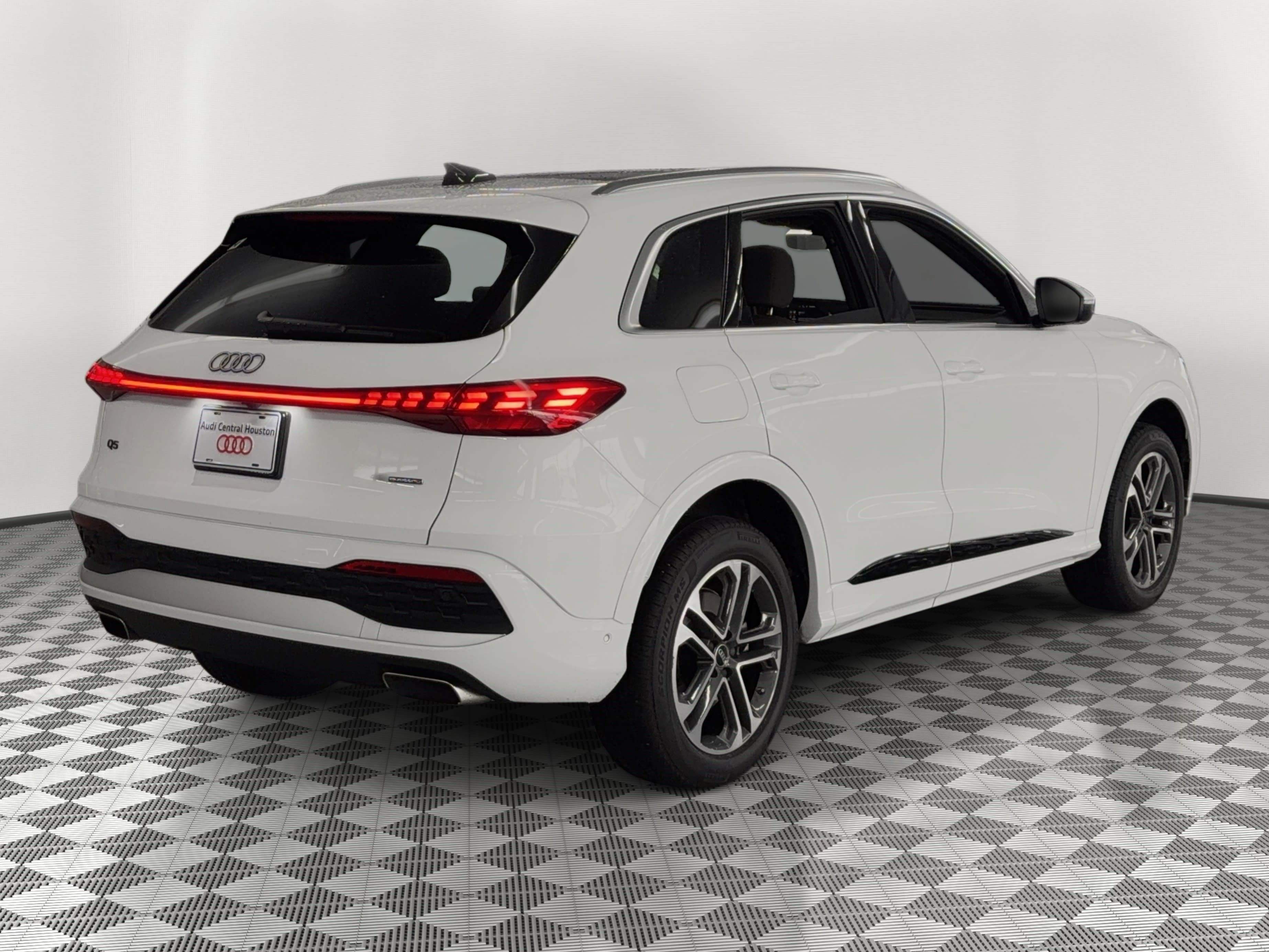 Used 2025 Audi Q5 Premium w/ 19" Wheel Package AWD/4WD image 9