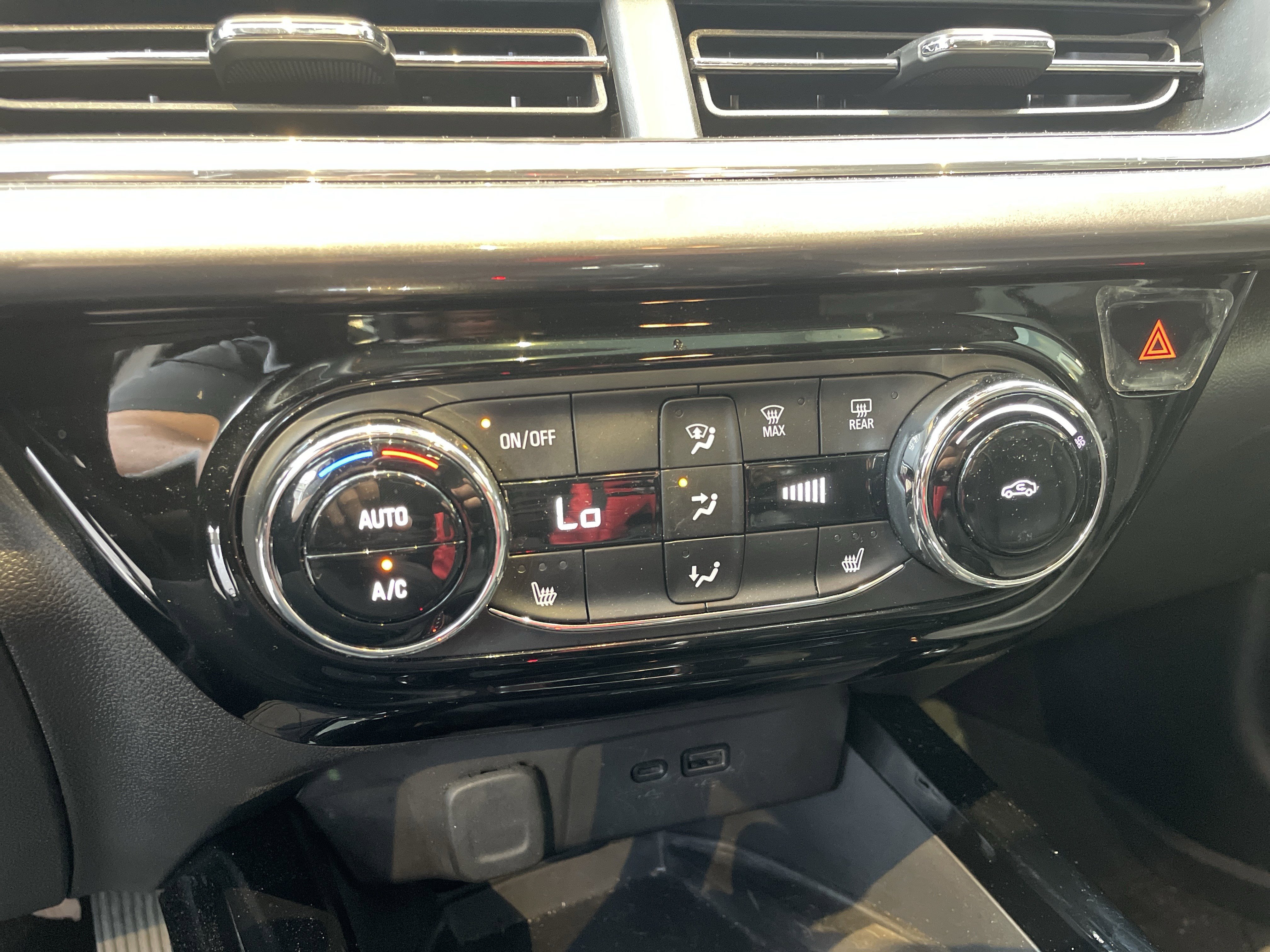 Used 2025 Chevrolet Trax ACTIV w/ Sunroof Package FWD image 27