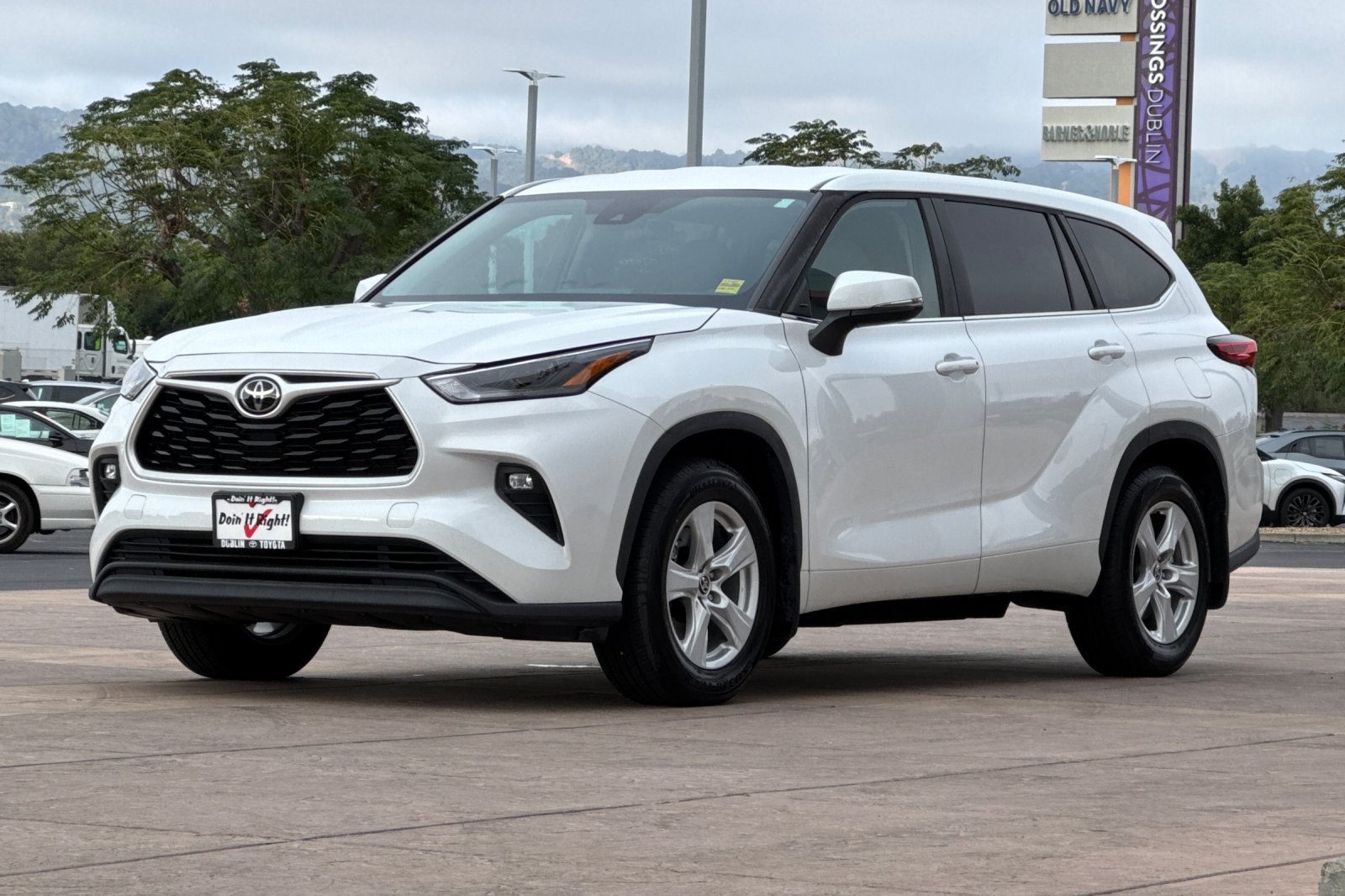 Certified 2023 Toyota Highlander LE AWD/4WD image 10