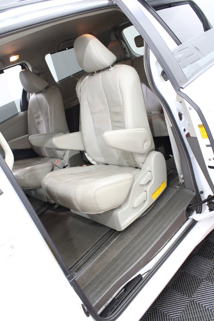 Used 2013 Toyota Sienna XLE image 16