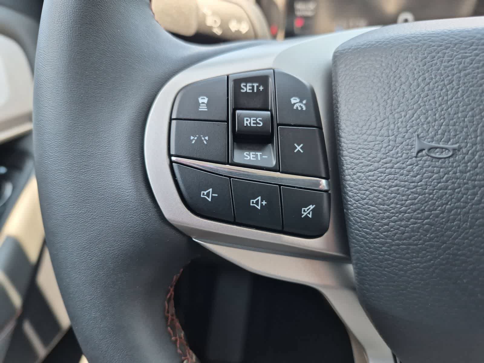 Used 2025 Ford Explorer Active AWD/4WD image 22