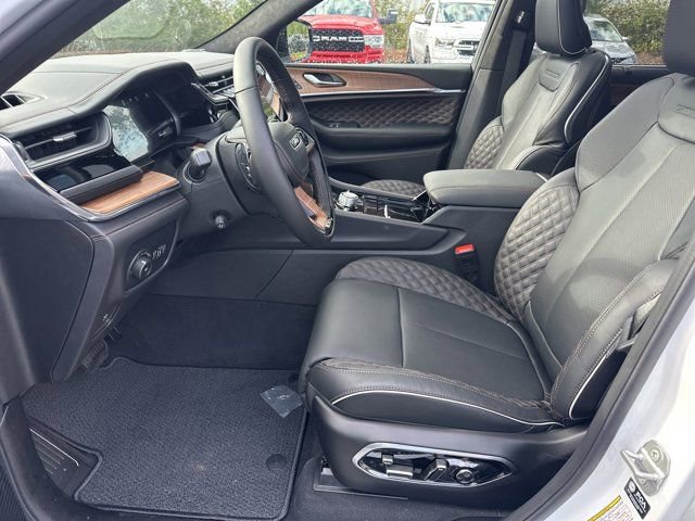 New 2025 Jeep Grand Cherokee Summit image 9