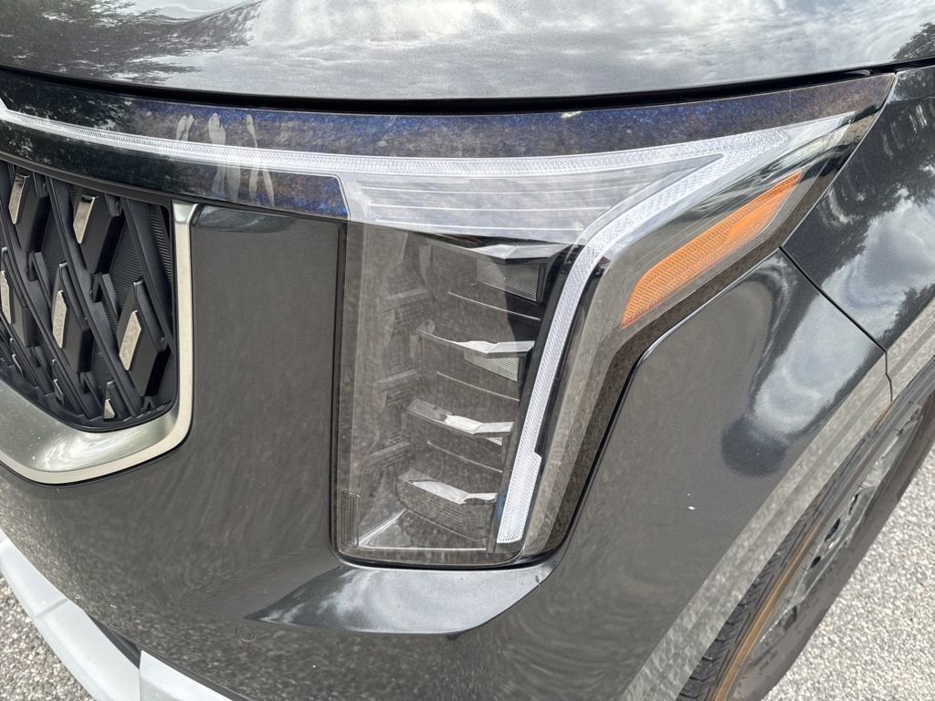 Used 2025 Kia Carnival image 2