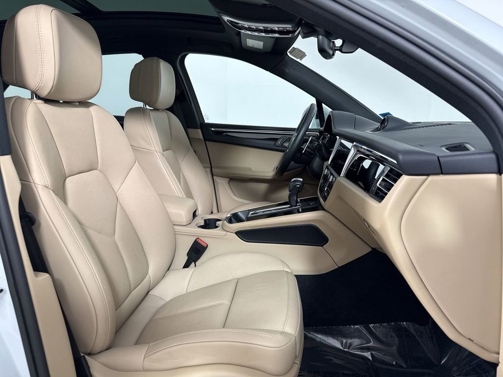 Certified 2025 Porsche Macan image 24
