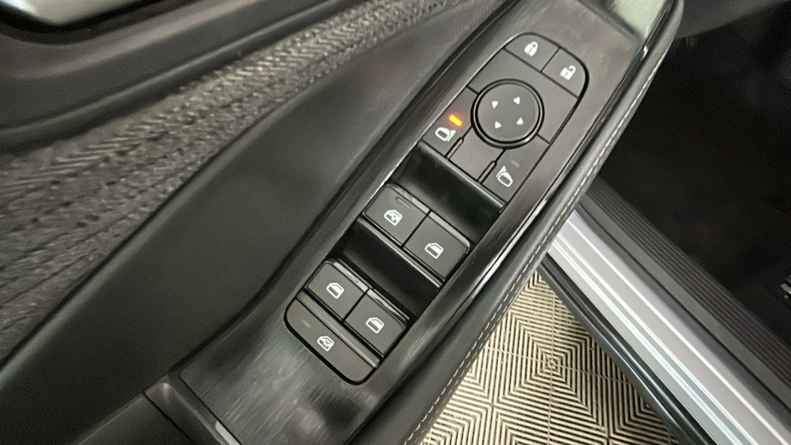 Used 2023 Nissan Rogue SV AWD/4WD image 13