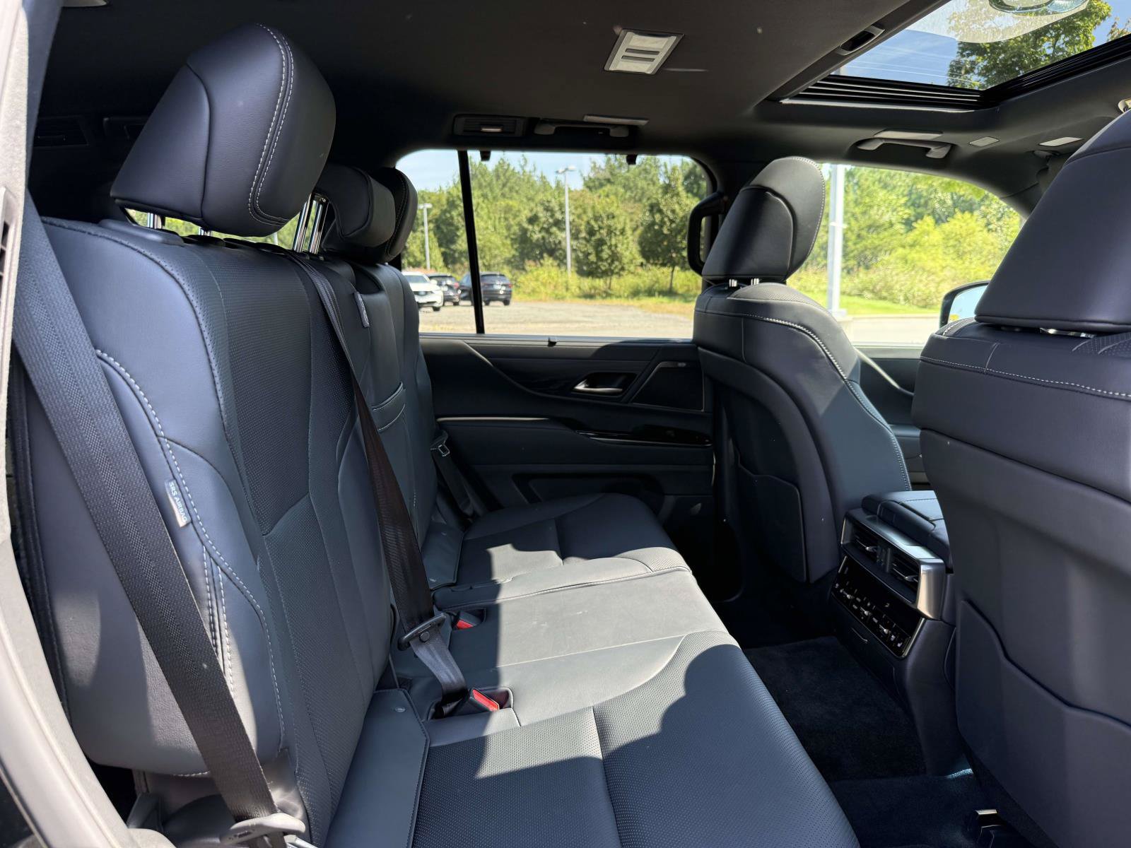 Used 2025 Lexus LX 700h Luxury AWD/4WD image 16