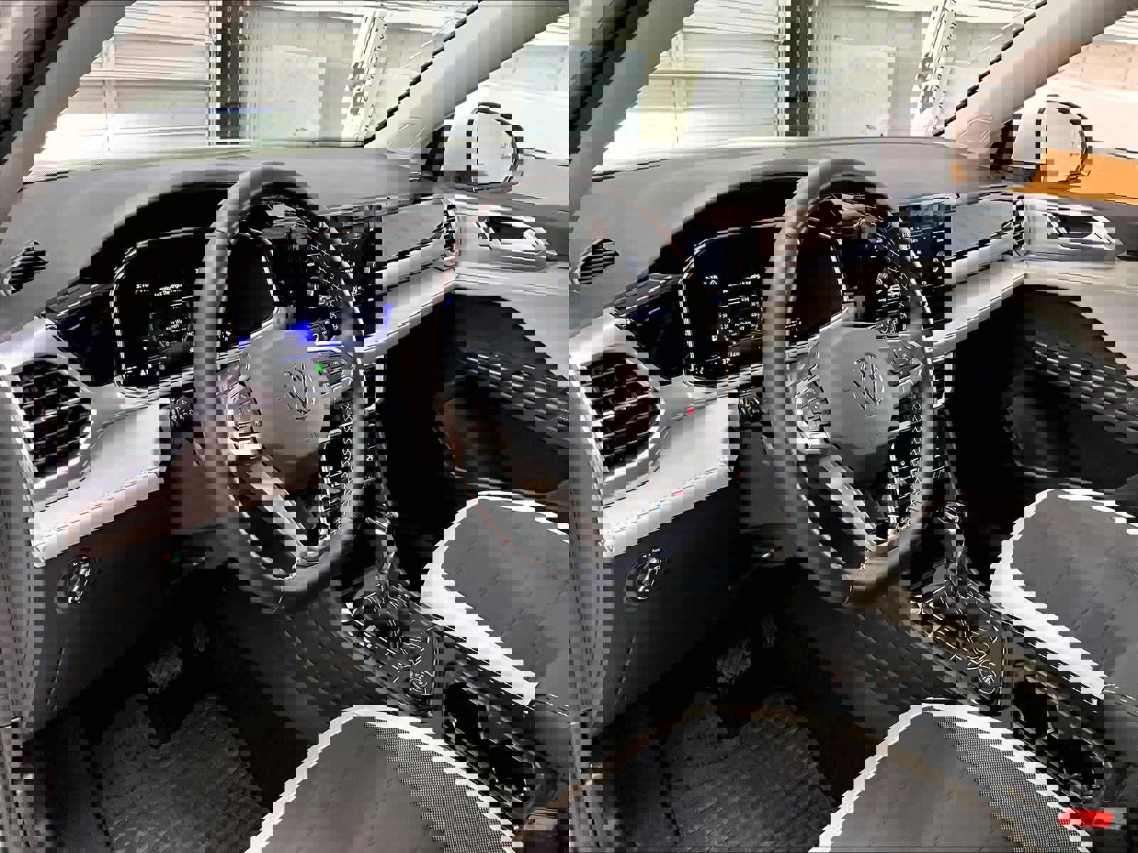 Used 2025 Volkswagen Taos SE w/ Panoramic Sunroof Package image 16