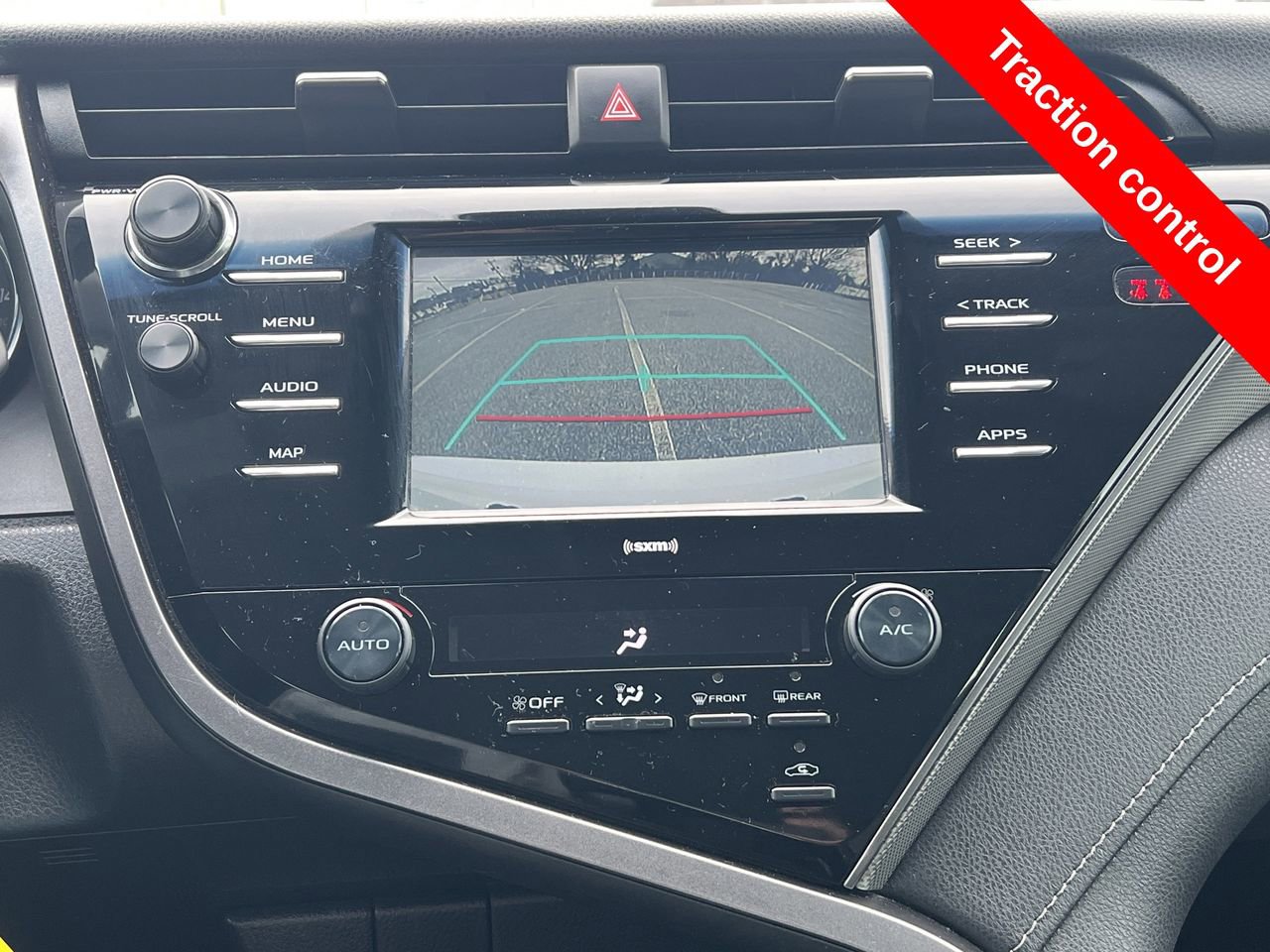 Used 2020 Toyota Camry SE image 3