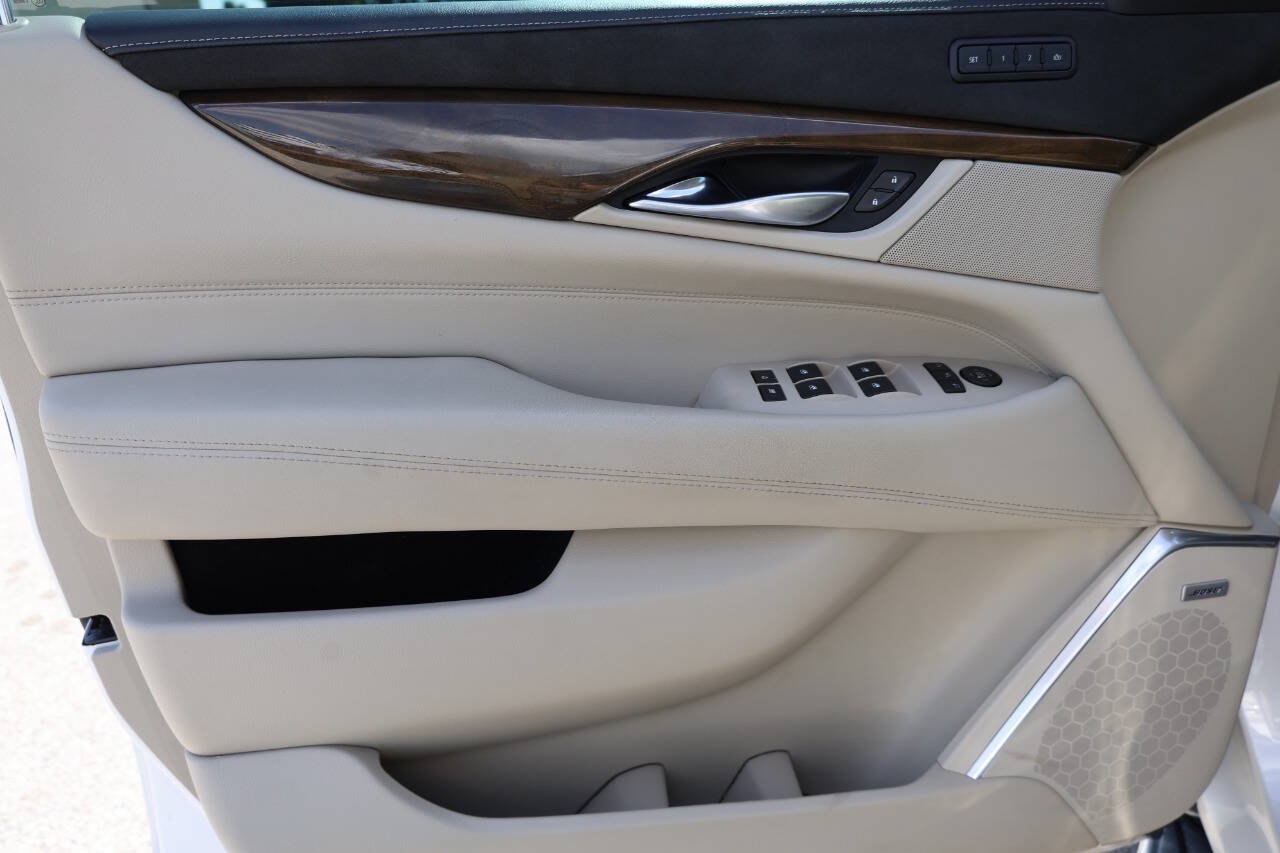 Used 2020 Cadillac Escalade Luxury AWD/4WD image 12