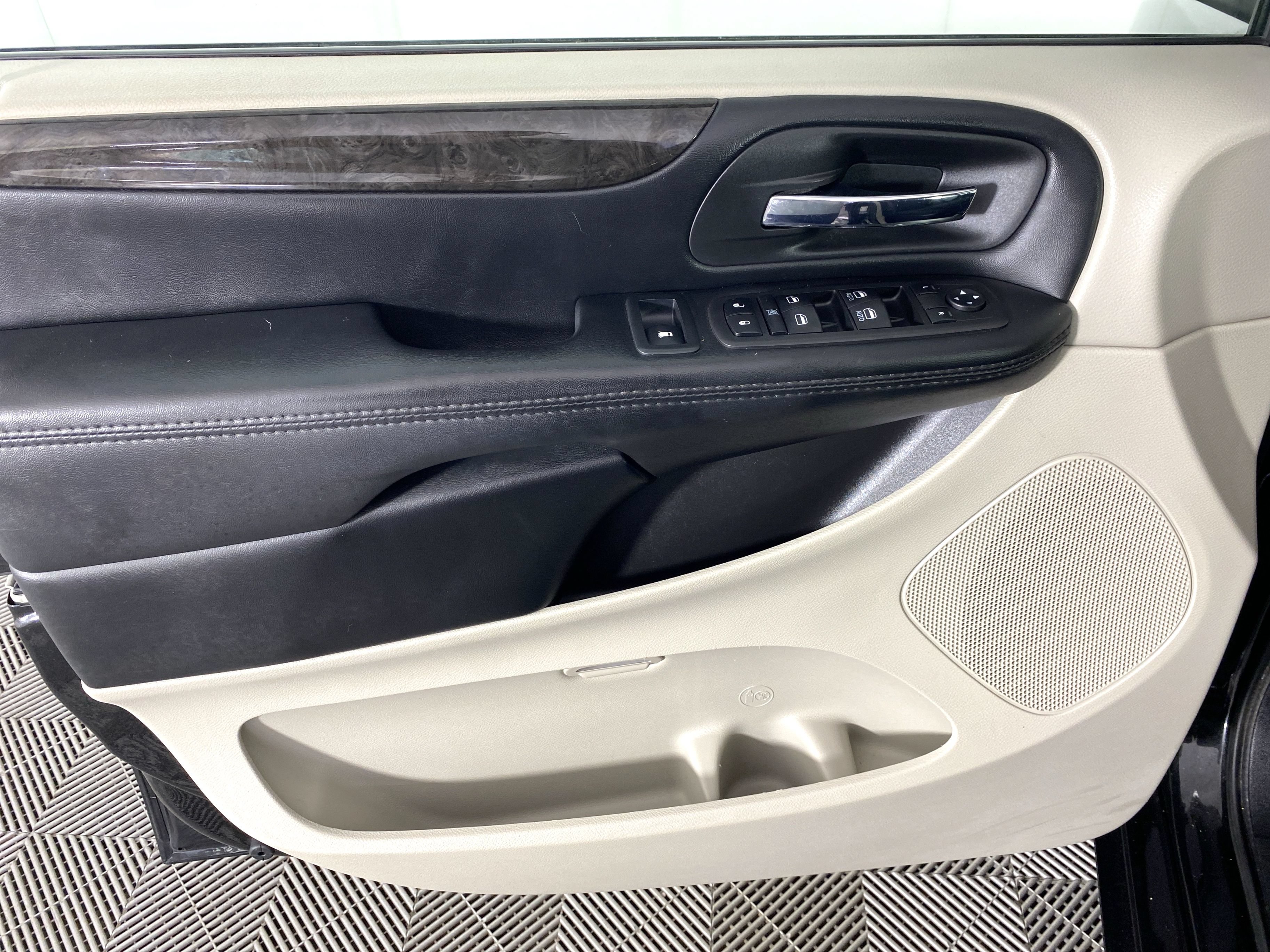 Used 2019 Dodge Grand Caravan SE w/ UConnect Hands-Free Group FWD image 12