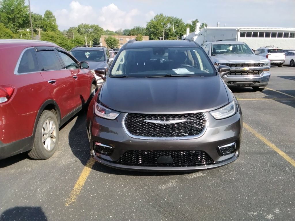 Used 2021 Chrysler Pacifica Touring w/ Cold Weather Group FWD image 2