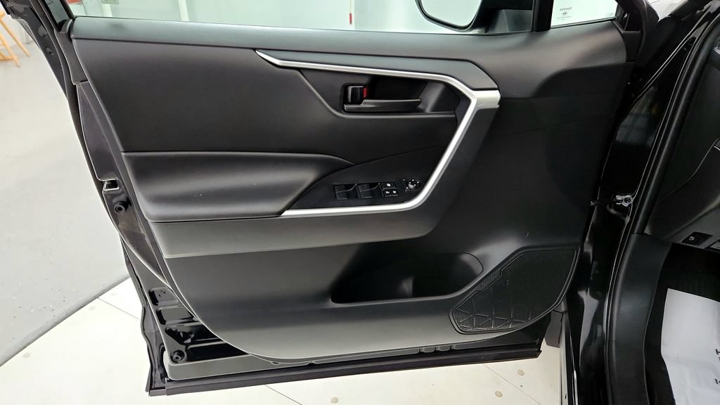 Used 2021 Toyota RAV4 LE w/ Carpet Mat Package (TMS) AWD/4WD image 22