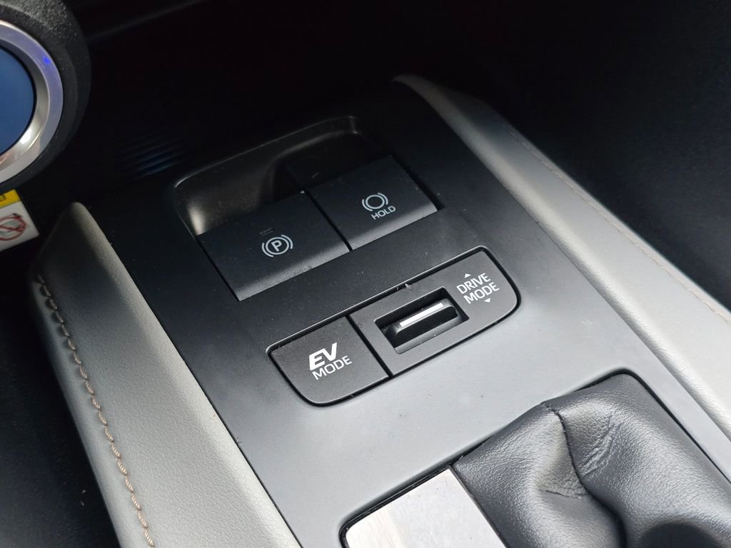 Used 2022 Toyota Venza LE image 32