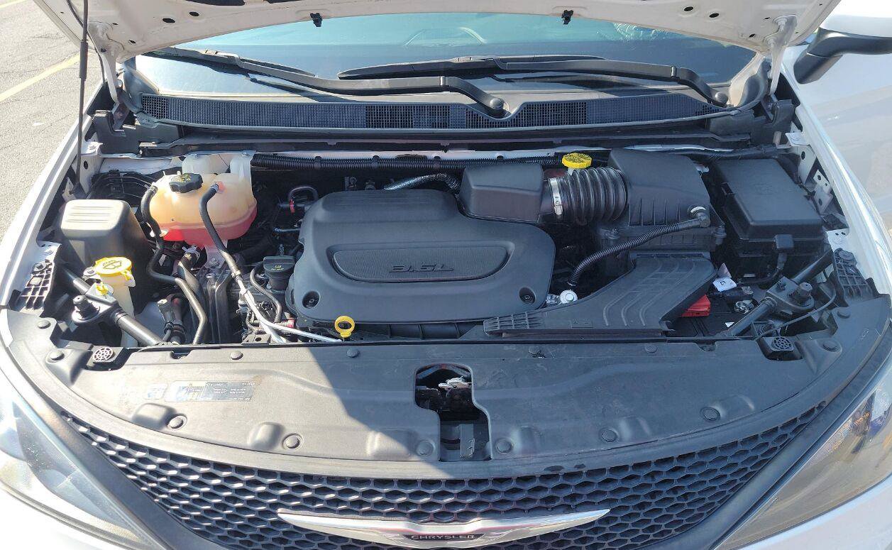 Used 2023 Chrysler Voyager LX FWD image 6