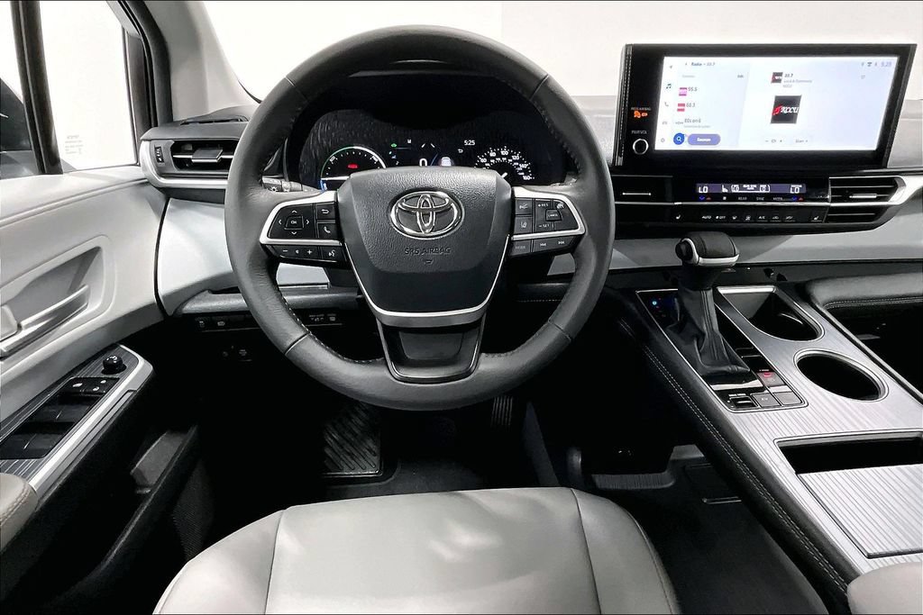 Used 2026 Toyota Sienna XLE FWD image 6