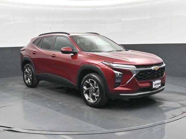 Used 2025 Chevrolet Trax LT FWD image 1