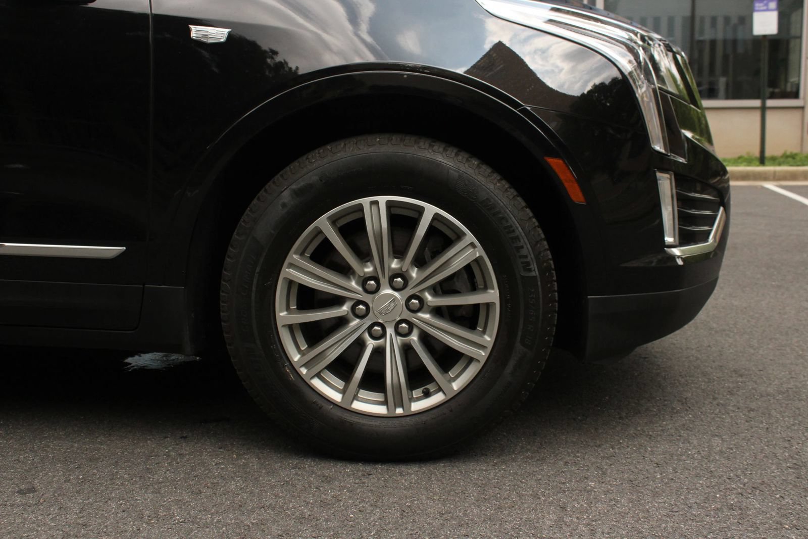 Used 2018 Cadillac XT5 Luxury w/ Driver Awareness Package FWD image 3