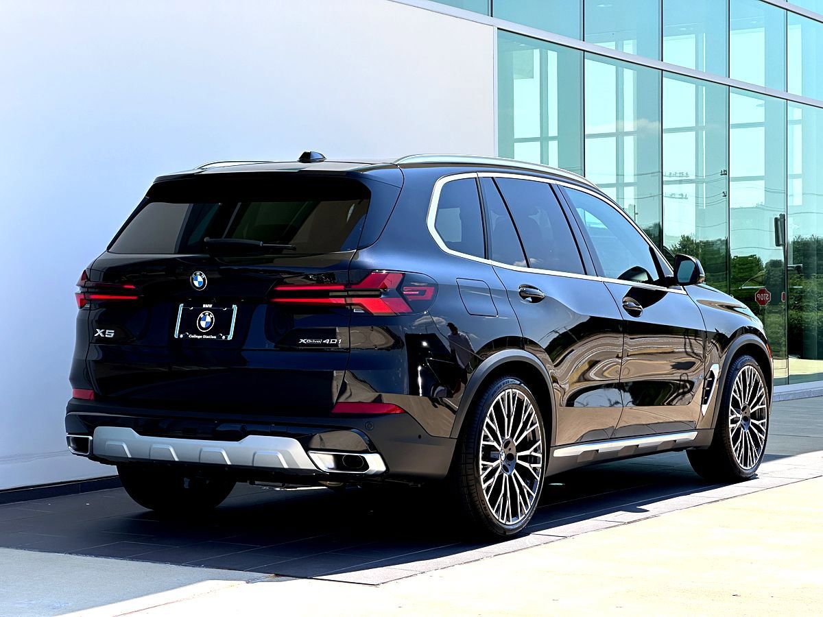 New 2026 BMW X5 xDrive40i w/ Climate Comfort Package image 3