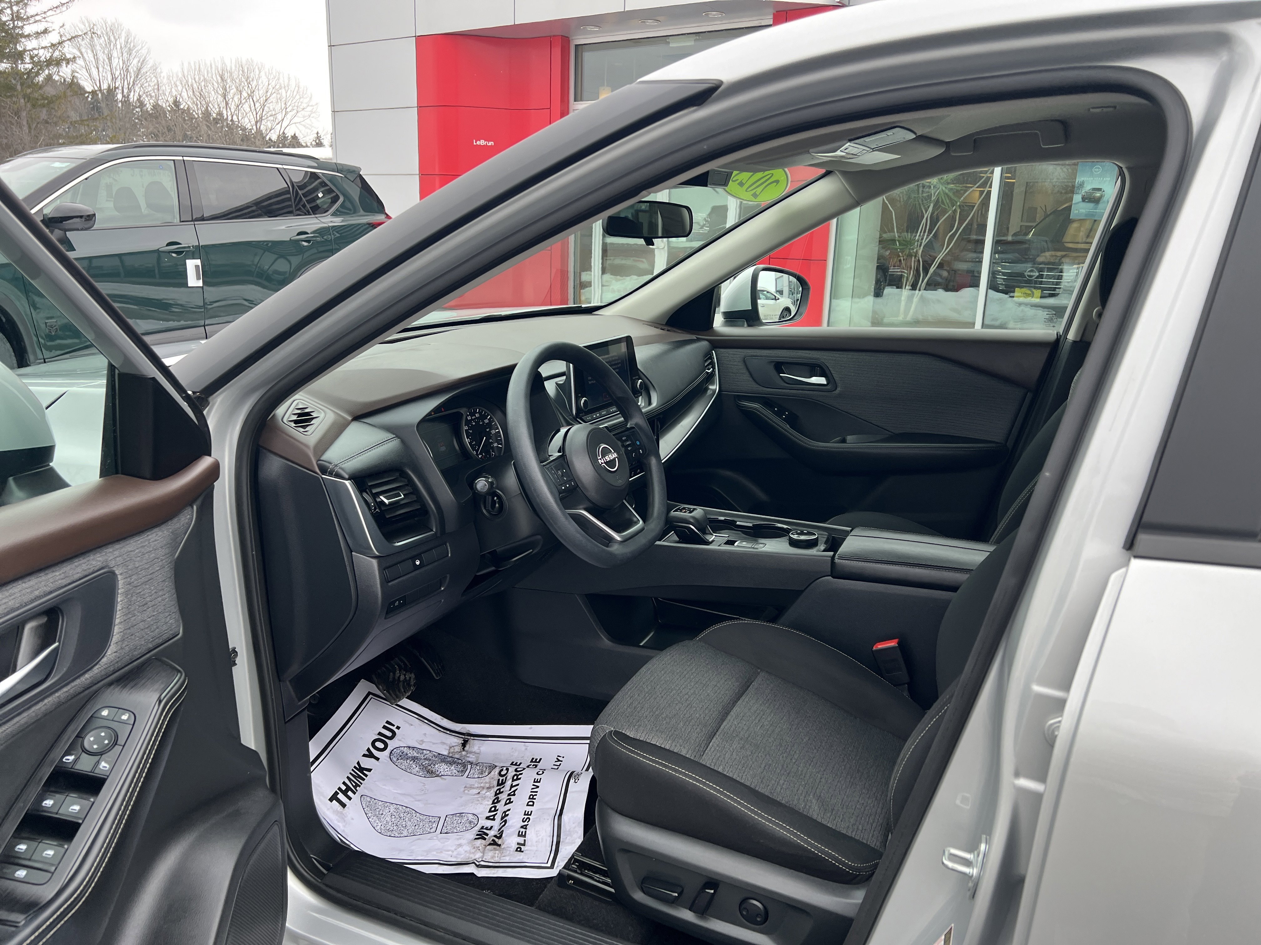 Used 2023 Nissan Rogue SV image 3