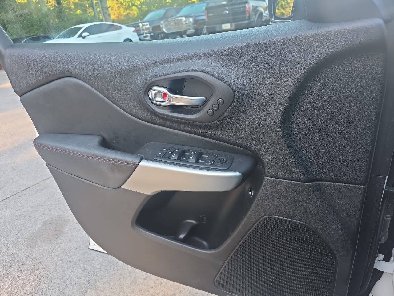 Used 2017 Jeep Cherokee Trailhawk AWD/4WD image 10