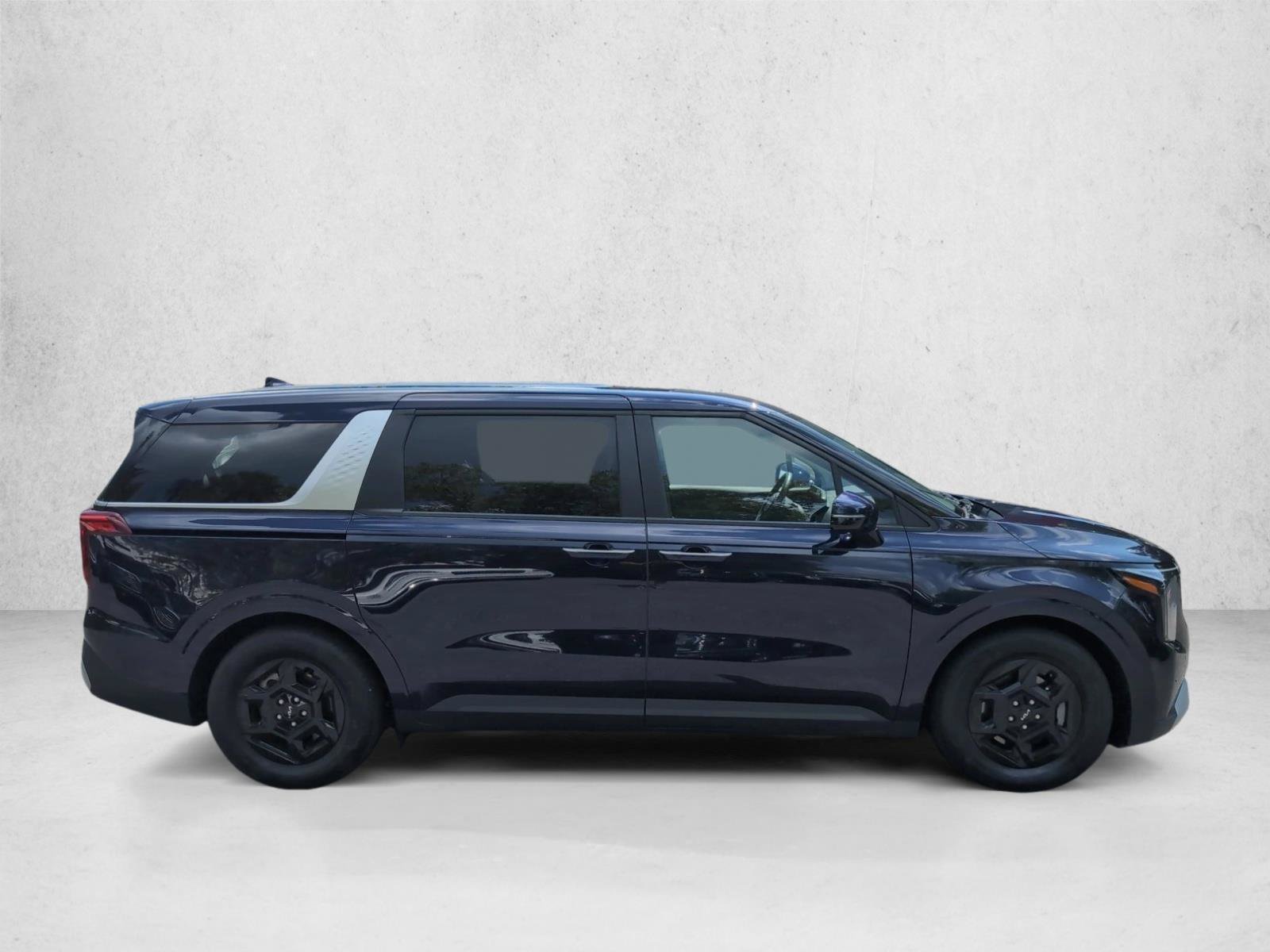 Used 2025 Kia Carnival FWD image 4