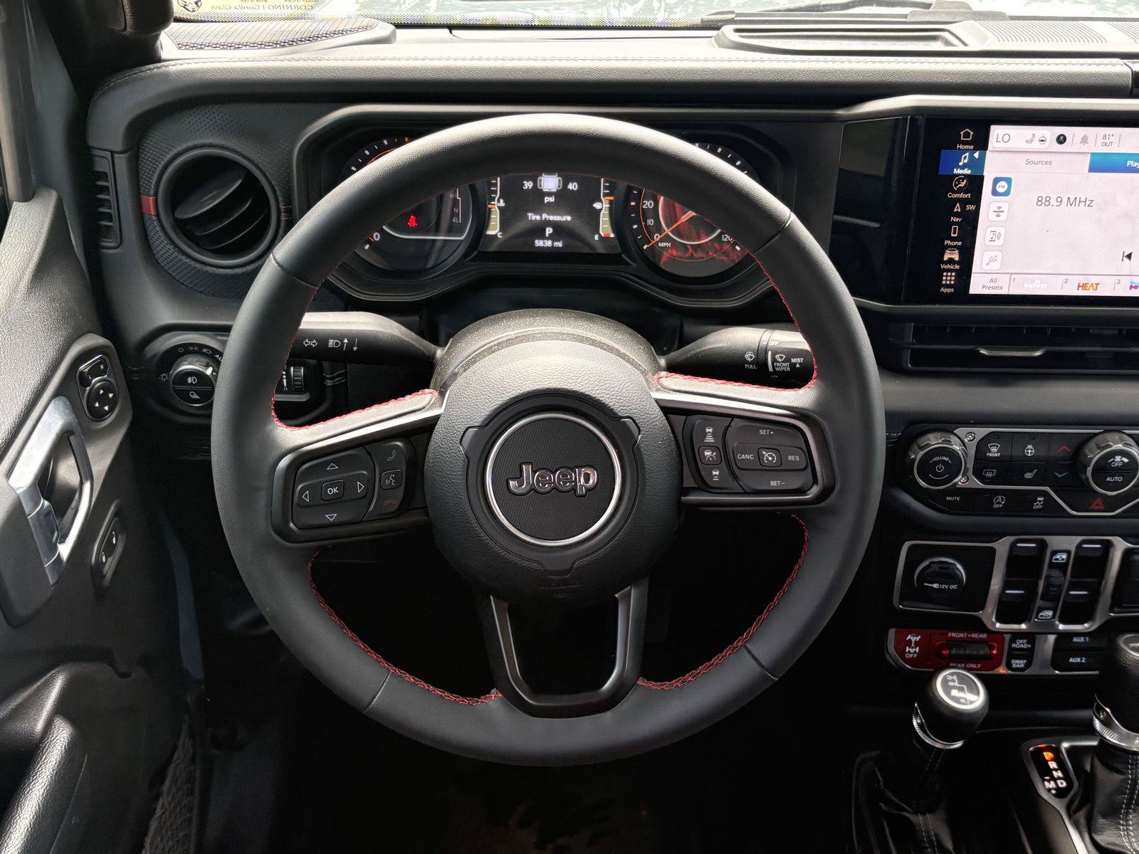 Used 2024 Jeep Gladiator Rubicon w/ Technology Group AWD/4WD image 8