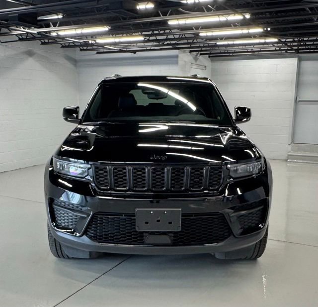 Used 2023 Jeep Grand Cherokee Altitude AWD/4WD image 7