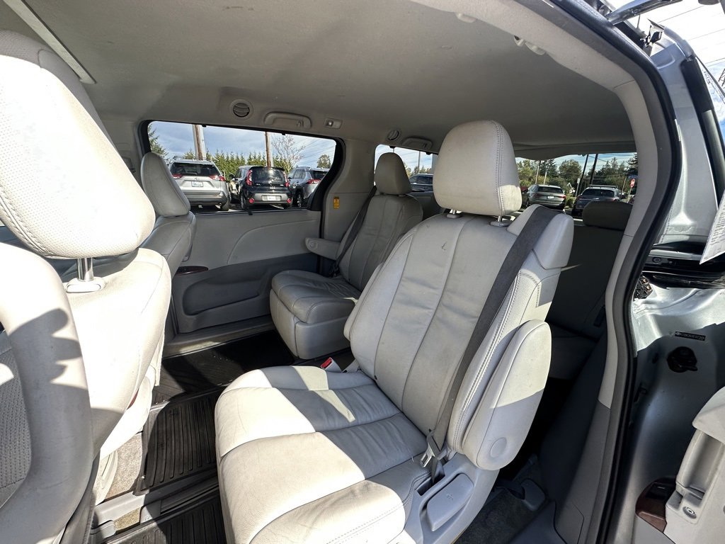 Used 2014 Toyota Sienna XLE image 12
